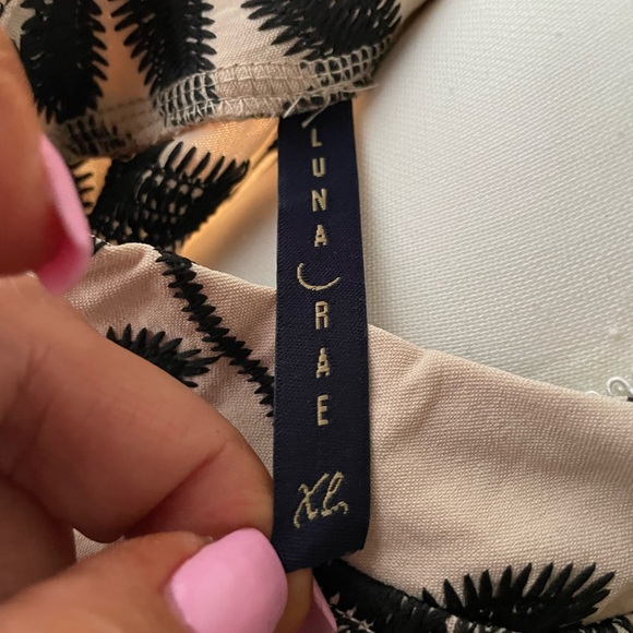 Luna Rae cream top with black embroidered leaves Sz XL - Picture 6 of 6